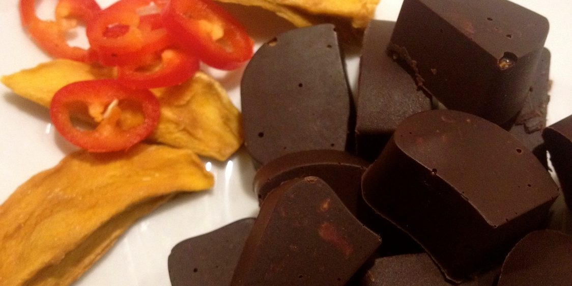 Forkæl dine smagsløg med din egen hjemmelavede chokolade. Denne variant er med mango og chili, som passer perfekt til den fyldige smag af mørk chokolade.