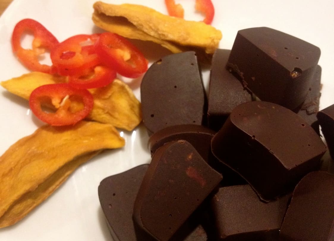 Forkæl dine smagsløg med din egen hjemmelavede chokolade. Denne variant er med mango og chili, som passer perfekt til den fyldige smag af mørk chokolade.