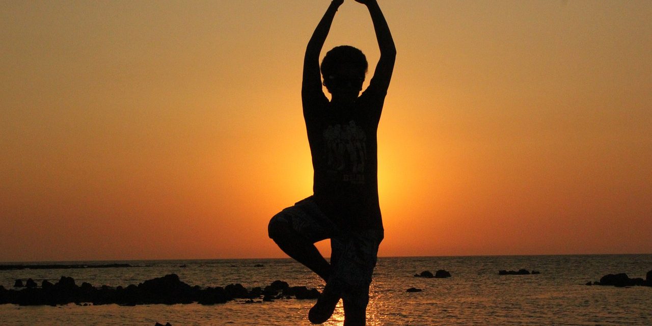 Hvad træner man ved at dyrke yoga, og kan man tabe sig ved at dyrke yoga alene? Bliv klogere her!