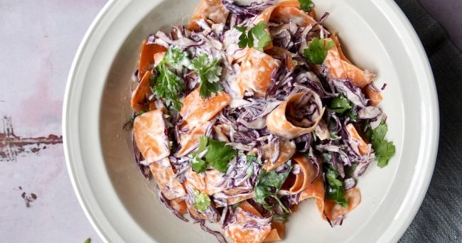 Coleslaw med gulerødder og rødkål