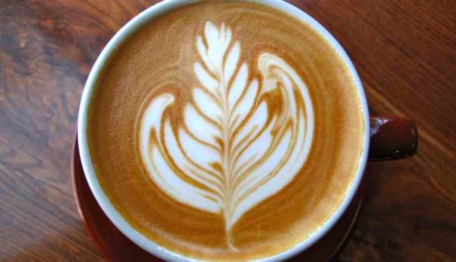 Hvordan laver man nemt og enkelt et sundere alternativ til den kalorierige café latte? Du laver selvfølgelig en "skinny latte". Vi vi ser dig hvordan.