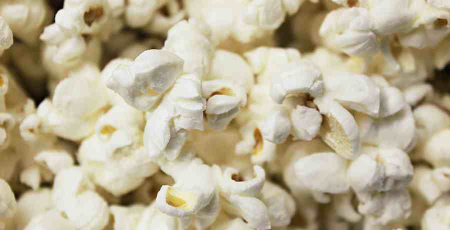 At lave sine popcorn selv, er et langt sundere alternativ til de meget fedt- og saltholdige købepopcorn. Og så er det jo faktisk heller ikke svært!