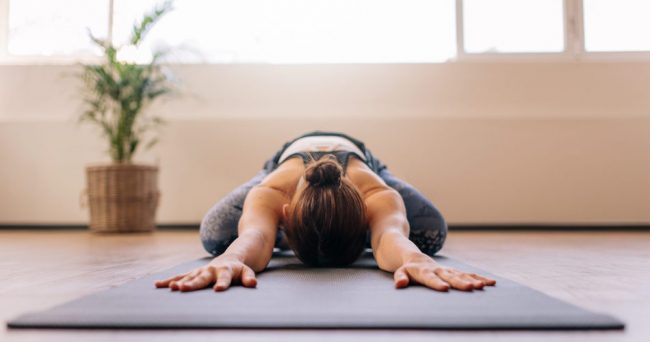 yoga guide kvinde laver yoga