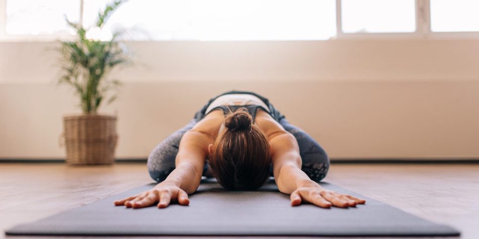 yoga guide kvinde laver yoga